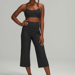 Lululemon Align Wide Leg Super-High-Rise Crop *23"
Aqueous Emboss Black Size 4